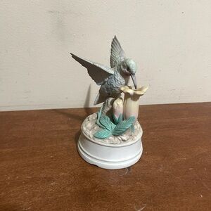 Hummingbird Figurine with Flowers plays music